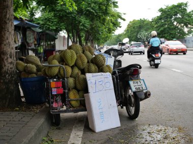Durian, Pho Kaeo () Yolu, Bangkok, Tayland 'da motosiklet sepetinden satılıyor. 15 Mayıs 2025.