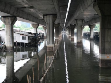 Chumchon Rim Khlong Sam Sen, Bangkok, Tayland 17 Mayıs 2025. Kanalın yanında ve otobanın altında bulunan bir topluluk..