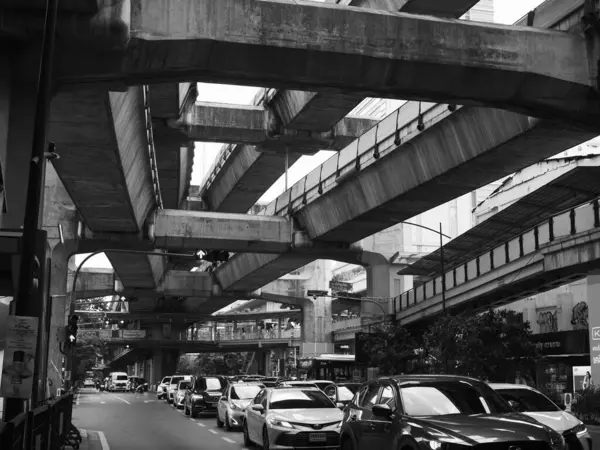 Bangkok, Tayland 'daki BTS Siyam İstasyonu yakınlarında yükseltilmiş tren rayları. 17 Mayıs 2025.