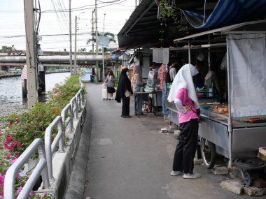 Bangkok, Tayland 'daki Bang Kapi Bölgesi' nde 18 Mayıs 2025 'te Khlong Saen Saep boyunca sahneler.