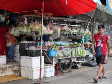 19 Mayıs 2025 'te Bangkok, Tayland' da, Rama IV Yolu 'nun kenarındaki kaldırımda yiyecek satıcıları görüldü..