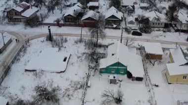 Hava görüntülerinde sakin, büyüleyici evleri, güzel bahçeleri ve çarpıcı kış manzaraları olan karla kaplı mahalleler sergileniyor. Herkes için güzel ve sakin bir ortam yaratıyor.
