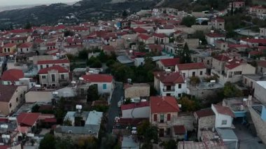 Hava aracı görüntülerinde Kıbrıs 'taki Lefkara köyü, kırmızı kiremitli çatıları olan eski evlerin üzerinden uçarak Katolik kilisesinde son buluyor. Çamurlu sokaklar ve Akdeniz yeşilliği etrafını sardı