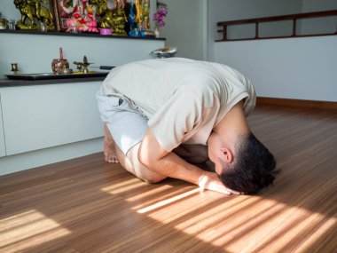 Tam bir secde duruşu içinde bir dua anı, ev ortamında alnından zeminine kadar. Otantik ruhsal teslimiyeti sessizce tek başına yakalamak..