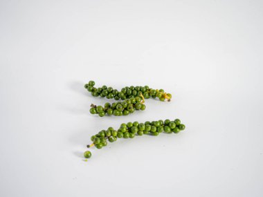 Çift sıra biberli mısır, denge, beslenme ve Asya mutfağı kültürünü berraklık ve basitlikle temsil eden parlak stüdyo ışıklarında eşit aralıklarla sıralanır..