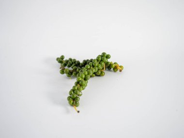 Çapraz yeşil biber dalları simetriyi ve dengeyi, doğal organik güzelliği ve aşçılık ilişkisini yansıtan tarafsız bir zemin üzerinde uyandırır..