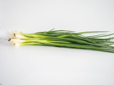 Çizgisel bir yığın halinde dizilmiş taze ve canlı yeşil tonlar vurgulandı. Bileşimi yiyecek, bitki veya organik içerik için temiz, minimal ve idealdir.