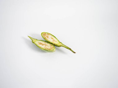 İki Taylandlı patlıcan tohumları ve doğal yapıyı ortaya çıkarmak için uzunlamasına kesilmiş.