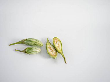 Yarısı çizgili Tayland patlıcanları organik iç organları ve tazeliği ortaya çıkarıyor.