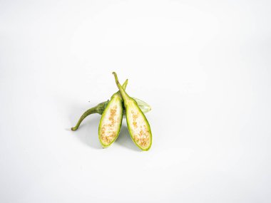 Taze çizgili Tayland patlıcanları beyaz arkaplandaki dokuyu göstermek için kesiliyor