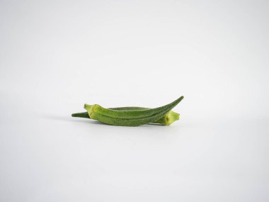 Kavisli bamya bembeyaz arka planda, Tayland sebze yemeklerinde doğal büyüme ve rolünü gösteriyor..