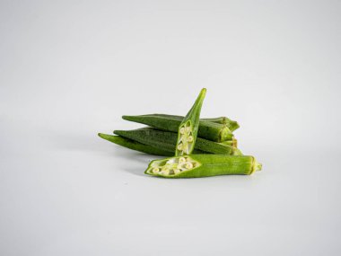 Keskin ışıklandırmalı izole bamya ve minimum stil. Bitki, malzeme ya da Tayland yemekleri için temiz temsil.