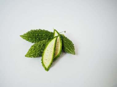 Acı karpuz çifti kıvrımlı simetri ve canlı tonla hizalanmış, Tayland bitkisel tıp medyasında kullanmak için ideal, vegan tarif blogları veya doğal gıda markalaşma projeleri