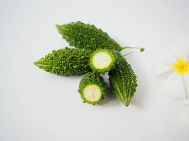 Bitki temelli diyet tasarımı, Güneydoğu Asya gıda görselleri ve bitkisel ürünler için yüksek berraklığa sahip üç kavun yarısının dikey sunumu