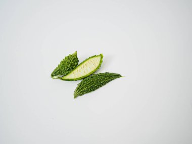 Düz perspektiften gösterilen acı kabak. Dengeli gölgeler ve pürüzsüz iç tohum maruziyeti