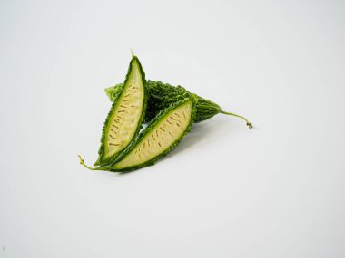 Çok yönlü bitkisel tasarım, gıda bilimi blogları ya da vejetaryen imaj setleri için yumuşak beyaz arkaplan üzerine kurulu geniş biçimli kavun dilimi.