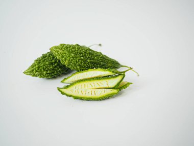 Gıda blogu, yeşil şifa ya da Asya tarif grafikleri için kesilmiş ve acı kabak ile parlak bir düzen