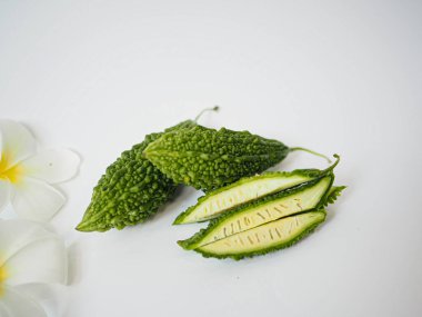 Doğal kabak yapısı, iç deseni göstermek için dilimlenmiş ve Tayland çiçek yaprağı ile şekillendirilmiş.