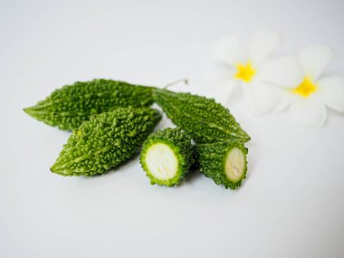 Yeşil kabak segmentleri berraklık ve hatta bitkisel ürün görselleri için ışıklandırma ile yakalandı