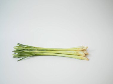 Düzgün doğal eğimle yerleştirilmiş limon otu sapları. Aşçılık medyası, spa markalaşması veya Asya sağlık bilgi grafiklerinde kullanım için ideal.