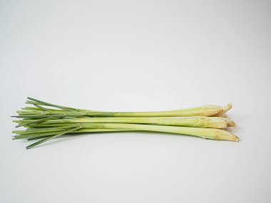 İnce uçlu limon otu kümesi ve açık temel dokular. Ticari gıda tasarımı veya malzeme görsel için çerçevelenmiş.
