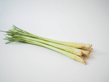 Limon otunun temiz sunumu beyaz arka planda son buluyor. Sağlıklı tarif görselleri ya da geleneksel bitki paketleme şablonları için harika.