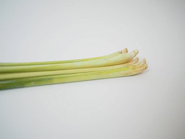 Tek bir tutam limon otu yatay olarak doku ve kırpılmış uçlarını gösteriyordu. Güneydoğu Asya malzeme markalaşması veya diyet tarifi görselleri için ideal.