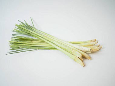 Küme halinde dizilmiş organik Tayland limonotlarının uzun sapları kök dokusunu ve yeşil gradyanı gösteriyor. Temiz yiyecekler ya da sağlıklı malzeme temaları için tasarlanmıştır..
