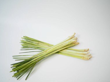 Kesilmiş Tayland limonotu saplarının çapraz çiftleşmesi. Tarif kartları, baharat ambalajı veya bitkisel gıda ürün şablonu için optimize edilmiş düz uzanma biçimi.