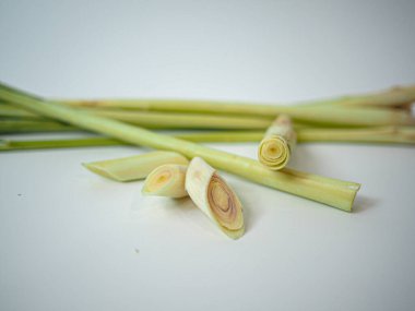 Yüksek çözünürlüklü bir parça dilimlenmiş limon otu resmi. Tarafsız ışıklandırma altında sapı gösterilmiş. Paket tasarımı veya Güneydoğu Asya yemek medyası için ideal.