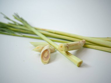 Yumuşak ışık altında tüm gövdeyi ve doğranmış limon çimlerini gösteren dengeli bir düzenleme. Sağlık blogları ya da bitkisel çay malzemeleri tasarımı için harika.