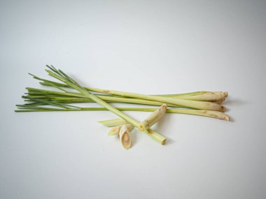 Fibröz kök detaylarını gösteren birden fazla sap gruplandırılmış. Mutfak ürünü görselleri ya da Asya bitkisel ilaçları için temiz beyaz stüdyo ayarları.