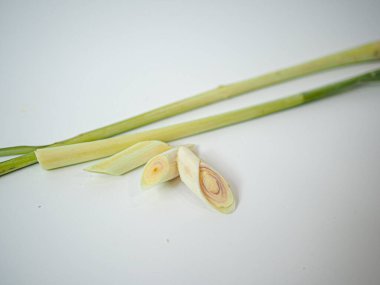 Tayland limonotunun gerçekçi tasviri iki ucu çapraz kesilmiş. Temiz gıda veya tarif tasarımı görselleri pazarlamak için düz beyaza karşı yakalandılar.