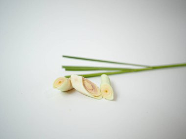 Keskin dilimli kıvrımlı limon otu bölümü düz ve temiz. Güneydoğu Asya mutfak temsilciliği veya refah temalı ürün kampanyaları için harika.