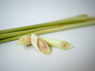 Beyaz masada tek bir temiz sapla birden fazla dilim sergileniyor. Modern sağlıklı gıda tasarımı veya Güneydoğu Asya yemek içeriği için gerçekçi bir temsil.