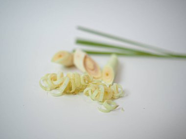 Yüksek çözünürlüklü çapraz yerleştirilmiş limon çimleri, izole edilmiş ve temiz mermiler. Yemek dergisi düzeni ya da yemek tarifi web siteleri için mükemmel.