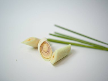 Tek limon otu gövdesi ikiye bölünmüş ve ortası beyaza yerleştirilmiş. Sağlıklı yaşam tarzı makaleleri ya da baharat temalı ambalaj modelleri için temiz çekim oluşturuldu.