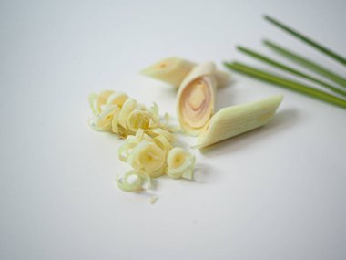 Kesilmiş limon otu sapı dağınık doğranmış mermilerin yanına yerleştirilmiş, yazı işleri, ambalaj veya Asya yemeklerine odaklı restoran markalaştırma malzemeleri için ideal.