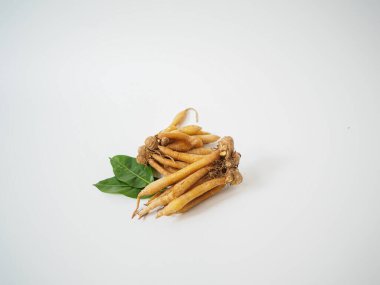 Temiz beyaz arka plana yeşil yaprak aksanıyla yerleştirilmiş taze parmak kökü paketi bitkisel ve aşçılık cazibesini gösteriyor.