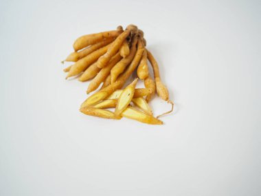 Bitkisel karmaşıklığı ve organik cazibeyi göstermek için dinamik büküm formasyonlu altın parmak kökleri birikmiş..