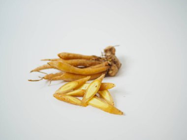 Çıtır beyaz arka plan, başlıktaki kalın sarı renk ve organik dokunun parmak köklerinin altını çiziyor.