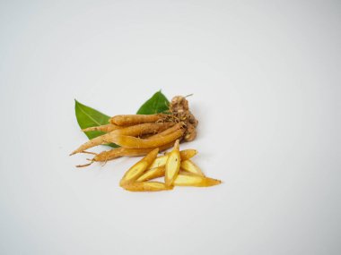 Zarif mutfak fotoğrafçılığı için gevşek dikey ekrana garnitür yaprağıyla yerleştirilmiş altın parmak kökü.