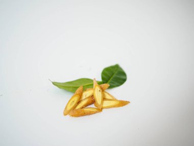 Kesilmiş ve bütün parmak kökleri, ham tıbbi kökleri temsil etmek için çapraz olarak aksan yaprağıyla şekillendirilmiş..