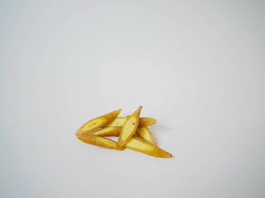 Temiz bitkisel fotoğraflarda grafik dengesi için yıldız gibi dizilmiş üç parmak kökü..