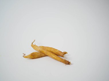 Doğal asimetri ve kırsal mutfak tonunu vurgulayan parmak köklerinin yatay dizilimi.