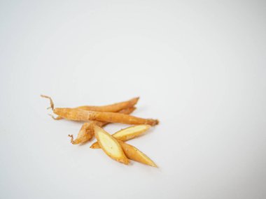 Dilimlenmiş parmak kökü rhizomu kök şeklini ve yemek pişirme ilişkisini göstermek için yarı üstüste ekran görüntüsünde görüntülendi.