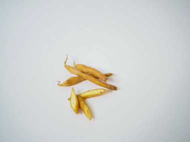 Kıvrımlı ve kusurlu parmak kökleri gerçek yaşam üretimini vurgulamak için beyaza saçılmış..