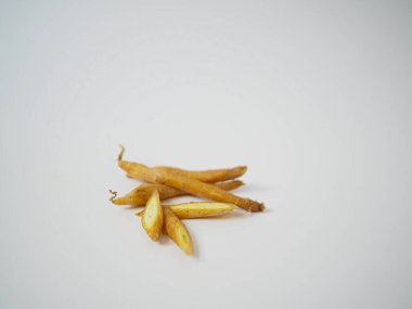 Doğal baharat kökü demeti Güneydoğu Asya bileşeninin bitkisel karmaşıklığını göstermek için nazikçe yerleştirilmiş.