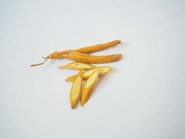 Derinlik ve sadelik için yumuşak gölgelerle dikey düzende parmak köklerinin stüdyo fotoğrafı.