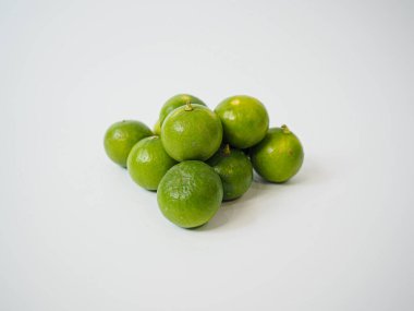 Taze ürünler ve ham madde görselleri için görsel etki yaratmak için hafif rastgelelik ile yakın sıralanmış taze limonlar.